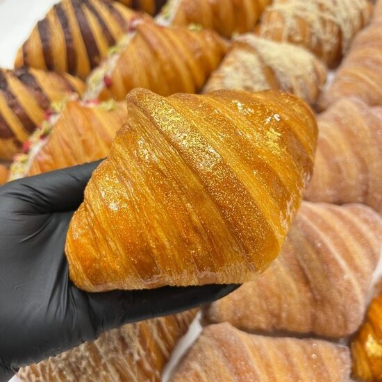 Kruasanas su baltu šokoladu ir šaltalankiais